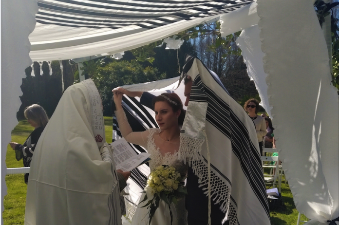 Matrimonio ebraico, la sposa e lo sposo sotto la chuppah
