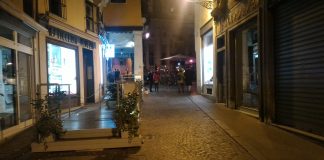 In attesa di corso Fogazzaro, ecco il bluff delle auto in piazza delle Erbe: la strada è troppo stretta Piazza delle Erbe e la strada "ristretta"