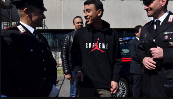 Ramy tra i carabineri che hanno soccorso lui e altri 50 ragazzi sul bus dirottato da Sy Ramy tra i carabineri che hanno soccorso lui e altri 50 ragazzi sul bus dirottato da Sy