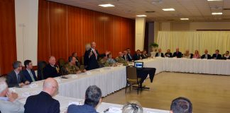 “Summit dei Sindaci” alla Ederle: l’ambasciatore Usa Einsenberg con Rucco, Ciambetti e altri 20 primi cittadini Il summit sindaci alla Ederle