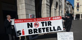 Bretella Albera, striscione sotto il Comune: “promessa non mantenuta da Rucco”