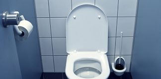 Albanese non esce dal bagno del bar: espulso e rimpatriato in aereo