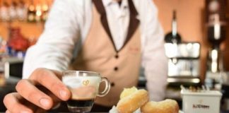Discussione al bar, aggressione ai clienti di tre nomadi ventenni bar caffe