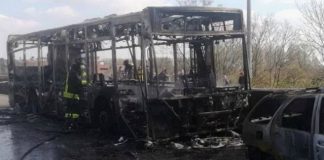 Un criminale alla guida dello scuolabus, Caretta (FdI): “chi l’ha messo alla guida?” autobus incendiato a Milano