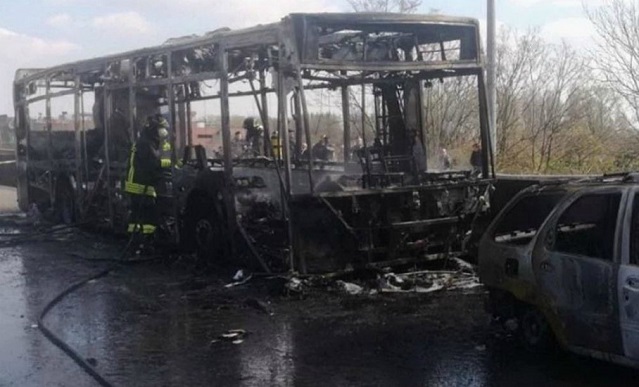 autobus incendiato a Milano