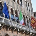 Seimila chilometri a piedi per sensibilizzare l’Italia sulla sclerosi multipla. La presidente Damiano e la vicesindaco Colle hanno accolto oggi a Ca’ Farsetti Marco “Osky” Togni Comune di Venezia