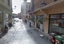 Ubriaco e molesto nei locali del centro storico, rovesciato buffet aperitivo di domenica pomeriggio