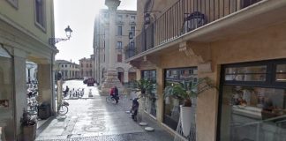 Ubriaco e molesto nei locali del centro storico, rovesciato buffet aperitivo di domenica pomeriggio