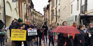 La battaglia su Corso Fogazzaro finisce sul CorSera: Gian Antonio Stella sbeffeggia Matteo Celebron Una delle proteste contro le auto in Corso Fogazzaro