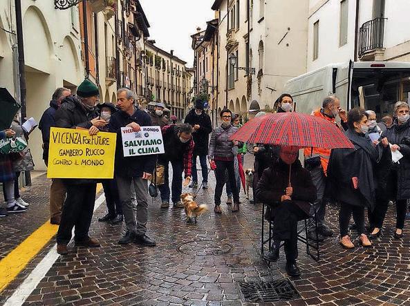 Una delle proteste contro le auto in Corso Fogazzaro