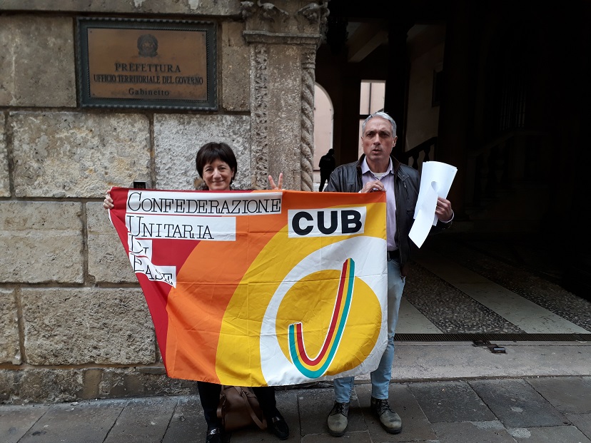 Maria Teresa Turetta manifesta davanti al Comune di Vicenza turno notturno