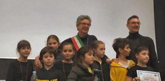 Gare Robocup, l’assessore Tolio con gli alunni della scuola Zecchetto terza classificata