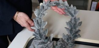 Torre Bissara, trovata a terra nella notte la stele in ghisa a forma di corona di alloro