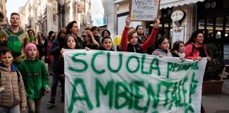 Marcia per l’ambiente con Greta Thunberg, le immagini più belle della giornata vicentina Striscione al corteo per l'ambiente di Vicenza