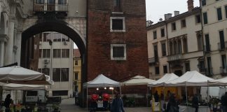 Auto in piazza delle Erbe, interpellanza del Pd e petizione con più di mille firme in 5 giorni