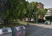 Ripreso mentre fa pipì: si masturba davanti a 48enne e ai poliziotti