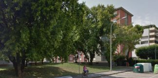 Ripreso mentre fa pipì: si masturba davanti a 48enne e ai poliziotti