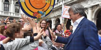 In migliaia alla scoperta di Venezia con la “Su e Zo per i ponti” | VIDEO