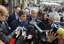 Europee, fuori Achille Variati: “sapevamo che era la sfida più difficile” Achille Variati ascolta Carlo Calenda a Vicenza per la candidatura alle europee