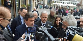 Variati punta su Calenda… per andare in Europa: dietro il partito con Renzi e davanti la sfida a Zaia Achille Variati ascolta Carlo Calenda a Vicenza per la candidatura alle europee