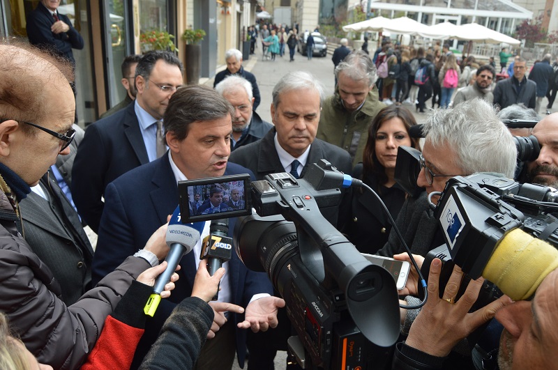 Achille Variati ascolta Carlo Calenda a Vicenza per la candidatura alle europee