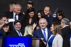 Bibi Netanyahu e i suoi sostenitori festeggiano