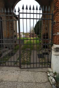 Entrata del cimitero acattolico senza segnaletica