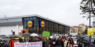 Protesta di studenti e cittadini all’ex Barcaro a San Pio X: “terzo supermercato in 100 metri” Vicenza ex Barcaro protesta