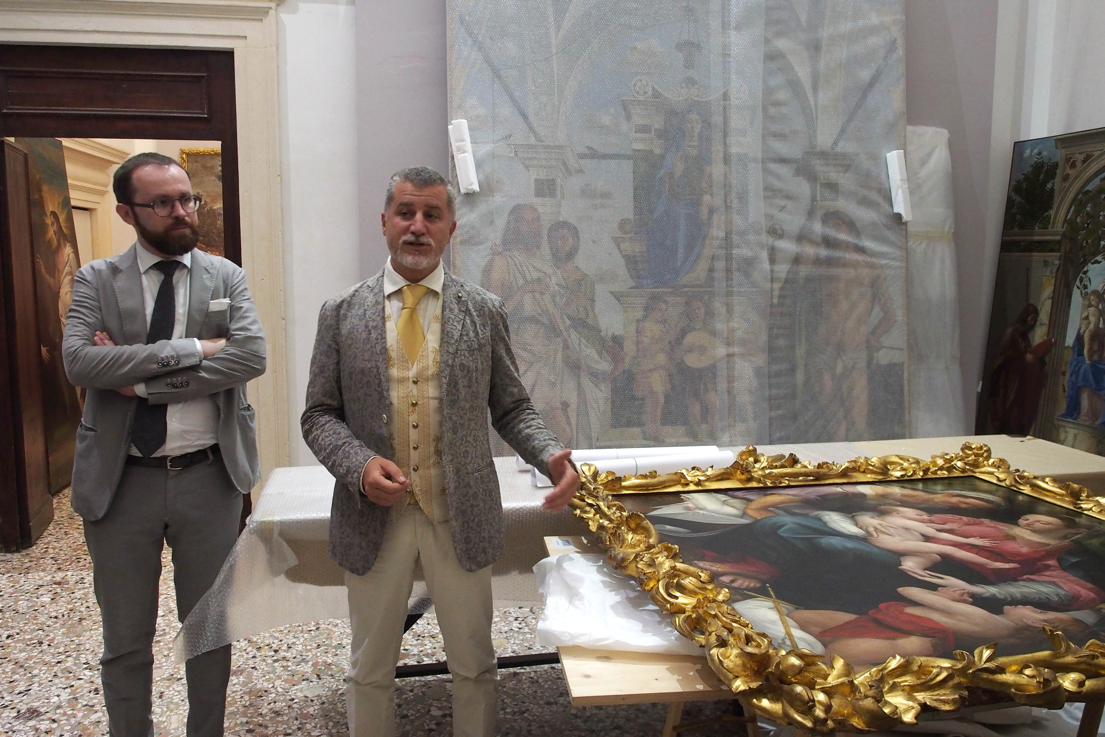Il prof. Giovanni Villa nelle sale del Museo Chiericati con l'ex vice sindaco di Vicenza Bulgarini