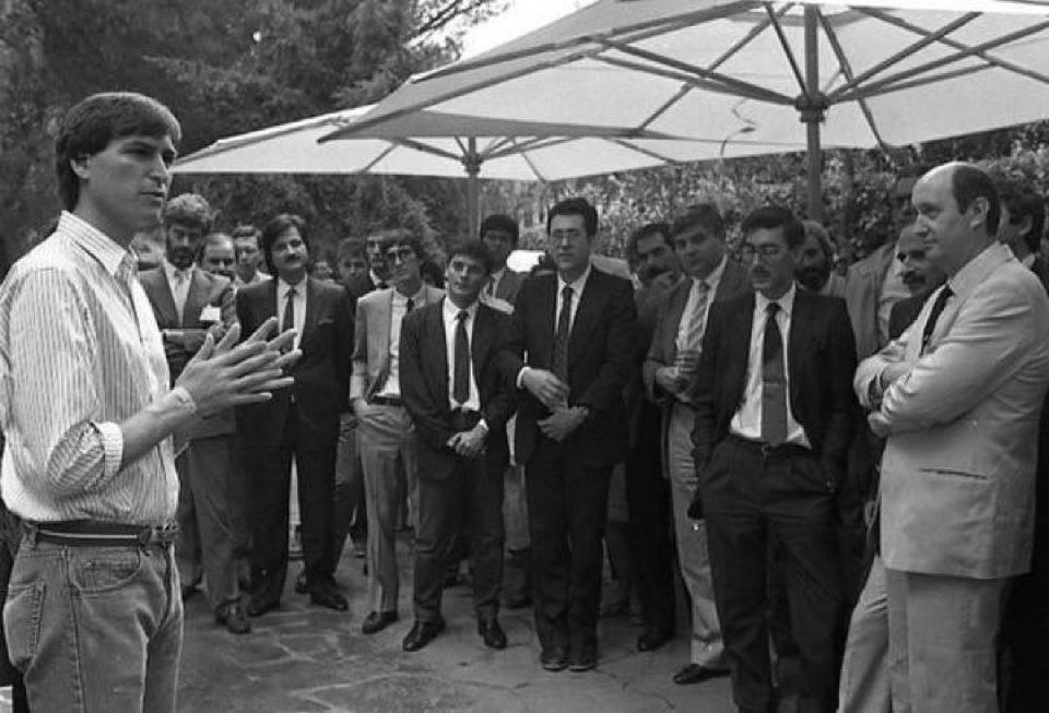 Steve Jobs e Giovanni Coviello nel 1984 (il quarto da destra nella fila anteriore)