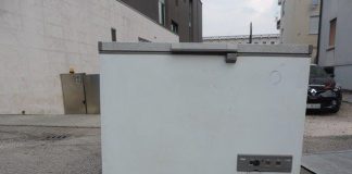 Smaltimento rifiuti, 40 frigoriferi e pc in garage: clandestino indagato Un frigorifero abbandonato