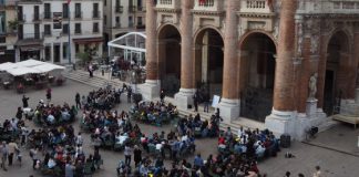 “Viva chi legge” a Vicenza, quasi 300 ragazzi in piazza dei Signori per una sfida sui libri