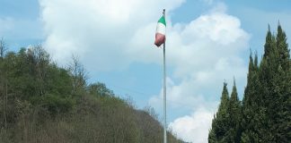 Tricolore per i partigiani morti “cade e pezzi”, Motteran dei volontari di guerra: “ne regaliamo noi uno all’Anpi” Partigiani, bandiera Anpi (foto d'archivio)