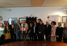 I Lions di Montecchio Maggiore donano un bastone BEL ad un cittadino non vedente di Brendola Consegna bastone