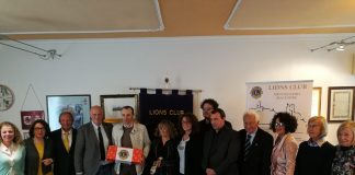 I Lions di Montecchio Maggiore donano un bastone BEL ad un cittadino non vedente di Brendola Consegna bastone