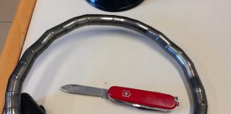 Lucchetto e coltellino nel supermercato, 42enne minaccia clienti e commessi