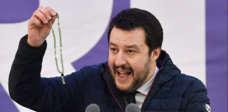 “Got mit uns”, Dio è con noi: ogni riferimento a Matteo Salvini è puramente (non) casuale Matteo Salvini esibisce il Rosario in una delle sue esibizioni