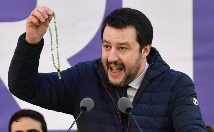 Matteo Salvini esibisce il Rosario in una delle sue esibizioni