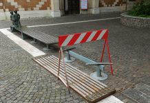 Corso Fogazzaro, divelta dai vandali la “panchina dell’angelo” panchina a terra