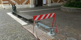 Corso Fogazzaro, divelta dai vandali la “panchina dell’angelo” panchina a terra