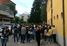Europee, assalto di romeni al seggio di Vicenza: lunga fila, qualche mugugno, ma è festa romeni al seggio