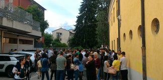 Europee, assalto di romeni al seggio di Vicenza: lunga fila, qualche mugugno, ma è festa romeni al seggio