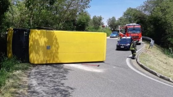 Scuolabus rovesciato nel Padovano (foto Mattino di Padova)