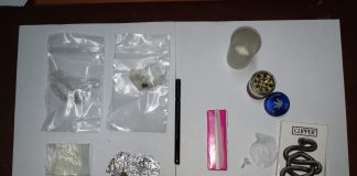 Alle 3 di notte 41enne in auto con 20enne: trovati olio di hashish, tritafoglie e pipetta. Patente ritirata hashish droga carabinieri