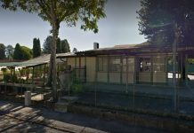 Nomade ubriaca litiga con i fiorai del cimitero per i soldi di resto fioreria cimitero