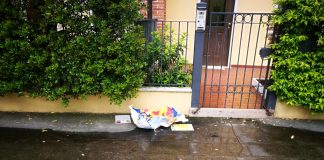 Manifesti Lega gettati davanti a casa del deputato Pretto: “intimidazione da gruppuscoli di estrema sinistra” manifesti da Pretto