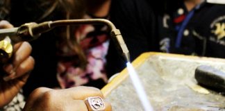 Operaio infedele di una ditta orafa: in 20 anni rubato un milione di euro operaio orafo