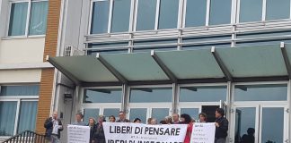 Teacher Pride a Vicenza, protesta dei docenti nelle scuole: “Liberi di pensare, Liberi di insegnare” ITIS Rossi Vicenza