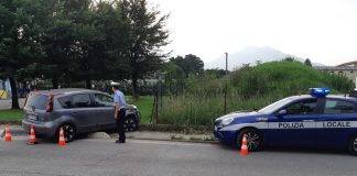 Domenica pomeriggio di panico nel centro di Thiene per 24enne ubriaco in auto con l’auto dell’amica