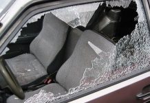 Finestrini rotti, neanche l’emergenza Coronavirus ferma i “raid”: alle piscine vetro infranto dell’auto di una donna